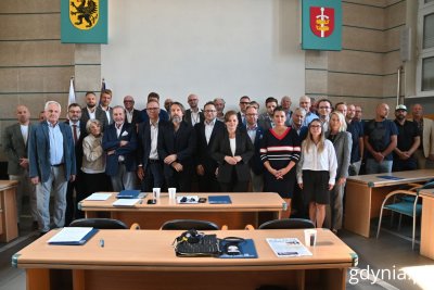 Na zdjęciu: Aleksandra Kosiorek, prezydent Gdyni, Bartłomiej Austen, wiceprezydent Gdyni oraz członkowie Gdyńskiej Rady Dialogu Gospodarczego (fot. Magdalena Starnawska)