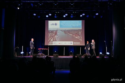 Tomasz Wawrzyński – dyrektor Centrum Infrastruktury w Zarządzie Morskiego Portu Gdynia, Mariusz Karbowski – pełnomocnik ds. współpracy europejskiej oraz Olga Szarmach – kierownik Działu Projektów Portu Gdynia podczas prezentacji zakończonych w porcie inwestycji (fot. Magdalena Czernek)