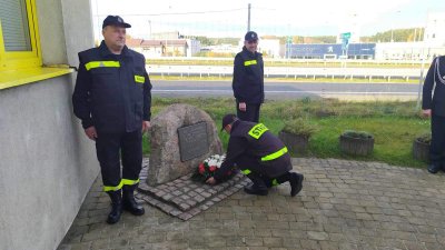 Złożenie wieńca pod tablicą upamiętniającą 140 pracowników MTK Gdynia. Fot. OSP PKM Gdynia