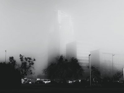 Czarno-białe zdjęcie budynku SeaTowers, który znajduje się za mgłą. // fot. Monika Karnowska