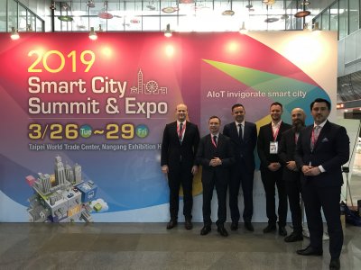 Polska delegacja podczas globalnego spotkania liderów Smart City. Na zdjęciu m.in. (od lewej) Bartosz Bartoszewicz wiceprezydent Gdyni, Maciej Bluj wiceprezydent Wrocławia, Bartosz Ryś zastępca dyrektora generalnego warszawskiego biura handlowego Ministerstwa Spraw Zagranicznych w Tajpej oraz Michał Łakomski – pełnomocnik prezydenta Poznania ds.Smart City