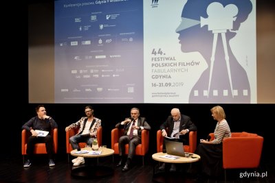 Na konferencji prasowej 44. Festiwalu Polskich Filmów Fabularnych obecni byli (na zdjęciu od lewej): Jerzy Rados, dyrektor Gdyńskiej Szkoły Filmowej, Łukasz L.U.C. Rostkowski odpowiedzialny za wydarzenia muzyczne na Festiwalu, Wojciech Szczurek, prezydent Gdyni, Leszek Kopeć, dyrektor Festiwalu oraz Magdalena Jacoń, rzecznik prasowy Festiwalu // fot. Paweł Kukla