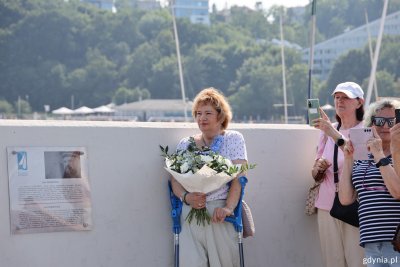 Obok tablicy ku pamięci kpt. Jana Pinkiewicza stoi jego córka Jarmiła Ulatowska (fot. Magda Śliżewska)