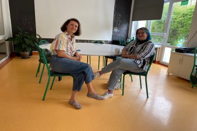 Agnieszka Schneider-Szymańska, wychowawca w placówce SPOT Starter, wraz z Julią - uczestniczką zajęć / fot. MOPS Gdynia