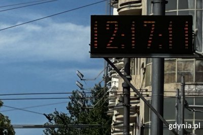 Na budynku Urzędu Miasta Gdyni zamontowano nowe elektroniczne zegary. (fot. Zofia Marczak)