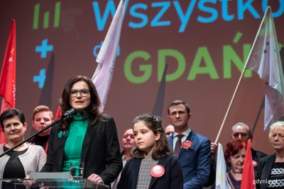 Aleksandra Dulkiewicz przemawia podczas wieczoru wyborczego // fot. Dawid Linkowski