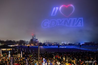 „Podniebny Taniec 250 Dronów” zwieńczył obchody 98 urodzin Gdyni. Fot. Karol Stańczak