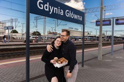 Julia z mężem Mikołajem na Dworcu PKP Gdynia Główna to jedna z fotografii, która będzie prezentowana na wystawie „Nasza Gdynia. Wasze historie” (fot. Ewa Wołkanowska-Kołodziej)