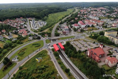 Zdjęcie lotnicze fragmentu dzielnicy Karwiny ze stacją PKM Gdynia Karwiny, fragmentem ul. Wielkopolskiej i budynkami