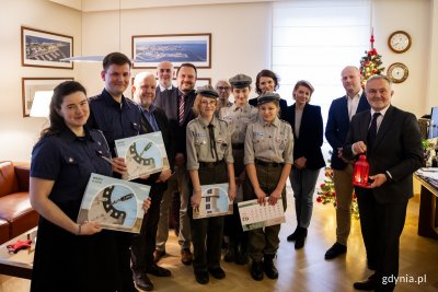 hm. Agnieszka Szlosowska i dh Adam Labuhn z komendy Hufca ZHP Gdynia, a także Amelia Michalska, Paulina Stolarczyk i Ania Jażdżewska z 8. Szczepu „Szum” wraz z prezydenten Gdyni Wojciechem Szczurkiem, członkami kolegium prezydenta: wiceprezydentami Katarzyną Gruszecką-Spychałą, Bartoszem Bartoszewiczem i Markiem Łucykiem, Aleksandrą Mendryk - skarbniczką miasta, Joanną Zielińską - przewodniczącą Rady Miasta Gdyni, Rafełem Klajnertem - sekretarzem miasta i dyrektorem Urzędu Miasta Gdyni oraz Markiem Stępą - naczelnikiem Wydziału Ochrony Dziedzictwa Urzędu Miasta Gdyni podczas przekazania Betlejemskiego Światełka Pokoju w gdyńskim ratuszu// fot. Przemysław Kozłowski