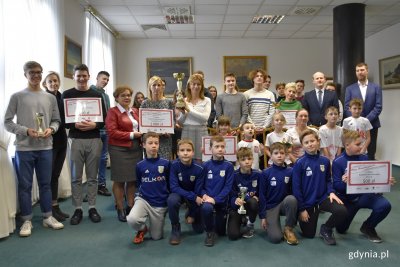 Mistrzowie Kibicowania wraz z wiceprezydentem Gdyni Bartoszem Bartoszewiczem // fot. Magdalena Czernek