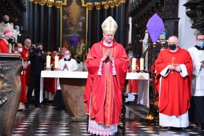 Ołtarz w archikatedrze Oliwskiej. Biskupi w czerwonych szatach idą w stronę obiektywu