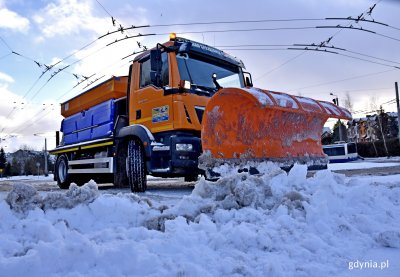 Pługo-posypywarka firmy podwykonawczej podczas akcji na gdyńskich ulicach // fot. gdynia.pl