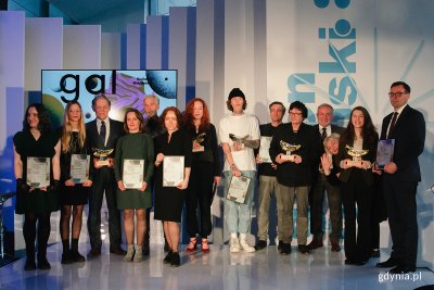 Nominowani i laureaci Galionów Gdyńskich' 2022 na scenie w Muzeum Miasta Gdyni z prezydentem Gdyni Wojciechem Szczurkiem, wręczającym nagrody artystyczne. Fot. Anna Rezulak