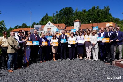 Pomorscy samorządowcy, a wśród nich prezydent Gdyni Aleksandra Kosiorek, wspólnie zaapelowali do prezydenta (fot. Łukasz Kamasz)