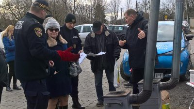 Strażnicy miejscy pokazują i tłumaczą, jak prawidłowo i ekonomicznie palić w piecu // fot. Magdalena Czernek