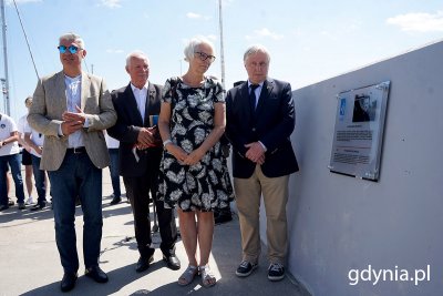 Tablicę Włodzimierza Głowackiego odsłonili (od lewej): prezes Polskiego Związku Żeglarskiego Tomasz Chamera, Krzysztof Choroś, koordynator Święta Morza, radna Gdyni Joanna Zielińska i prezes Pomorskiego Związku Żeglarskiego – Bogusław Witkowski (fot. Mirosław Pieślak)