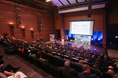 Sala konferencyjna Europejskiego Centrum Solidarności w Gdańsku. Pełna widownia, ludzie na scenie