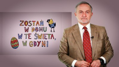 Na zdj. prezydent Gdyni Wojciech Szczurek na tle planszy: zostań w domu w te święta, w Gdyni. Fot. Marcin Mielewski