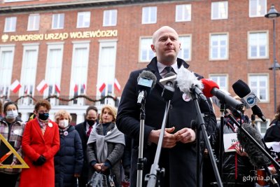 W poniedziałek przed Pomorskim Urzędem Wojewódzkim w Gdańsku odbyła się konferencja prasowa samorządowców. Gdynię reprezentował wiceprezydent ds. jakości życia, Bartosz Bartoszewicz (na zdjęciu), fot. Przemysław Kozłowski