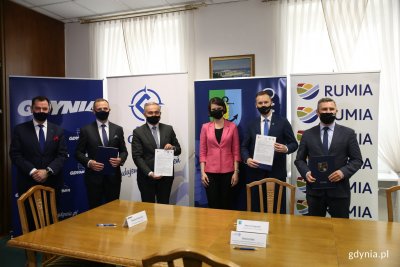 Uczestnicy spotkania dotyczącego podpisania porozumienia ws. docelowego przebiegu Północnej Kolei Aglomeracyjnej. Od lewej: Maciej Bąk – wiceprezes i dyrektor ds. finansów i zarządzania finansami Zarządu Morskiego Portu Gdynia, Jacek Sadaj – wiceprezes i dyrektor ds. infrastruktury i zarządzania majątkiem Zarządu Morskiego Portu Gdynia, Wojciech Szczurek - prezydent Gdyni, Katarzyna Gruszecka-Spychała - wiceprezydent Gdyni ds. gospodarki, Marcin Kopitzki – zastępca wójta gminy Kosakowo oraz Michał Pasieczny – burmistrz Rumi // fot. Przemysław Kozłowski 