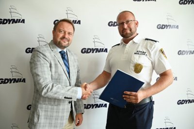 Marek Łucyk, wiceprezydent Gdyni ds. rozwoju wręcza list gratulacyjny i nagrodę Leonardowi Wawrzyniakowi z EkoPatrolu Straży Miejskiej. Fot. Zygmunt Gołąb 
