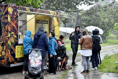 Pomimo deszczowej pogody gdynianie nie zawiedli i dzielnie zbierali śmieci, fot. Kamil Złoch
