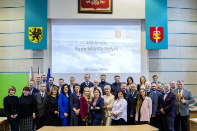 Na zdjęciu radni VIII kadencji, którym towarzyszą: skarbniczka miasta Aleksandra Mendryk, wiceprezydentka Katarzyna Gruszecka-Spychała, wiceprezydent Marek Łucyk oraz dyrektor Urzędu Miasta Rafał Klajnert (fot. Przemysław Kozłowski)