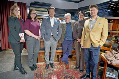 Przedstawicielki Gdyńskiego Centrum Wspierania Przedsiębiorczości z Agnieszką Kukiełko – naczelniczką Wydziału Polityki Gospodarczej Urzędu Miasta Gdyni na czele podczas jubileuszowego spotkania z Tomaszem, Januszem i Kamilem Wiśniewskimi z pracowni Krawiec Wiśniewski (fot. Magdalena Czernek)