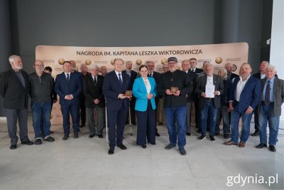 Na zdjęciu m.in.: prezydent Aleksandra Kosiorek wraz z laureatami: Czesławem Dyrczą i Jackiem Jakubowskim oraz członkami Kapituły (fot. Magdalena Starnawska)