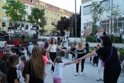 Potańcówka na patio Domu Sąsiedzkiego w Przystani Widna 2A z okazji Europejskiego Dnia Sąsiada (fot. LIS)