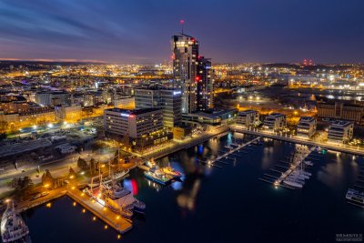 Nocne zdjęcie molo Południowego i nabrzeża w Gdyni z drona. Widoczny Dar Pomorza, Sea Towers, skwer Kościuszki i budynki w Śródmieściu oraz basen nowej mariny jachtowej