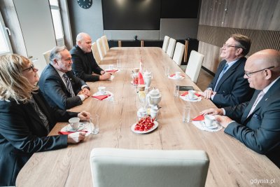 Jego Ekscelencja Ramiro Fernández, ambasador Królestwa Hiszpanii w Polsce, spotkał się z prezydentem Gdyni Wojciechem Szczurkiem // fot. Kamil Złoch