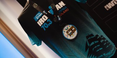 Koszulka i medal finishera Enea IRONMAN 70.3 Gdynia 2026 (fot. Agnieszka Torba / Sport Evolution)