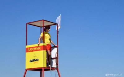 Ratownik stojący na wieżyczce na plaży w Gdyni