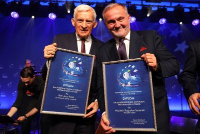 Prezydent Gdyni, Wojciech Szczurek, został uhonorowany nagrodą „Samorządowiec Dwudziestopięciolecia” w kategorii Prezydent Miasta podczas IX Europejskiego Kongresu Samorządów. Na zdj. gospodarz Gdyni i uhonorowany za całokształt prac nad kwestiami samorządu prof. Jerzy Buzek. Fot. Paweł Marszałkowski  