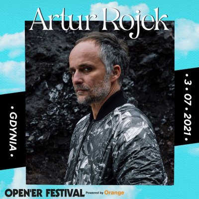 Na obrazku zdjęcie mężczyzny w średnim wieku w srebrnej kurtce. To Artur Rojek. Obrazek otoczony błękitną ramką z datą festiwalu Open'er.