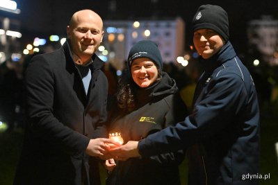 W niedzielę, 17 grudnia, harcerki i harcerze Związku Harcerstwa Polskiego z Hufca Gdynia przekazali mieszkańcom Gdyni Betlejemskie Światło Pokoju. Na zdj. od lewej: Bartosz Bartoszewicz, wiceprezydent Gdyni ds. jakości życia, hm. Agnieszka Szlosowska i dh Adam Labuhn ze Związku Harcerstwa Polskiego z Hufca Gdynia. Fot. Michał Puszczewicz 