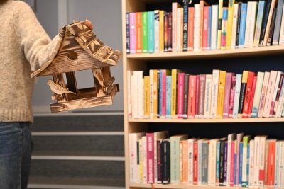 Po raz pierwszy karmniki i budki lęgowe można było odbierać w bibliotece (fot. Aneta Marczak)