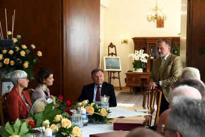 Podziękowania dla odchodzącego na emeryturę Henryka Tomaszewskiego (w środku). Od prawej strony prezydent Gdyni Wojciech Szczurek, Henryk Tomaszewski, wiceprezydent Gdyni Katarzyna Gruszecka-Spychała i przewodnicząca Rady Miasta Gdyni Joanna Zielińska, fot. Michał Kowalski
