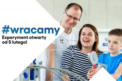 Na zdj. trzy osoby i napis: #wracamy. Experyment otwarty od 5 lutego! Mat. prasowe