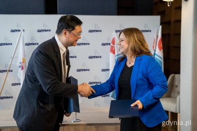 Prezydent Gdyni Aleksandra Kosiorek i wiceprezydent Kaohsiung Lo Ta-Sheng podpisali umowę o partnerstwie 14 września br.  (fot. Paweł Budziński/archiwum)