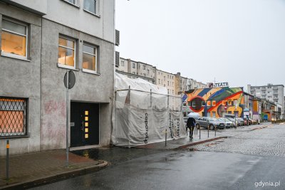 Ściana budynku Urzędu Miasta od strony ulicy Bema, widoczne drzwi z wrzutnią