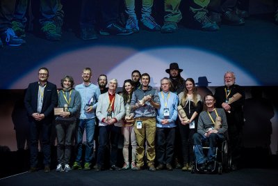 Laureaci i wyróżnieni Kolosami za rok 2018 w niedzielę. Na scenie wraz z wiceprezydentem Gdyni Markiem Łucykiem // fot. Przemysław Kozłowski