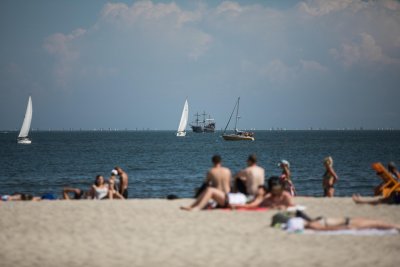 Jeżeli z zabawek korzystają maluchy, wówczas obowiązuje zasada, gdzie „dmuchaniec” z dzieckiem jest pomiędzy rodzicem a brzegiem. //.fot. Karol Stańczak (archiwum)