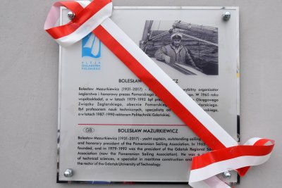 W alei Żeglarstwa Polskiego odsłonięto tablicę upamiętniającą profesora Bolesława Mazurkiewicza // fot. Magdalena Czernek