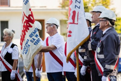 Poczty sztandarowe NSZZ „Solidarność” Stoczni Nauta oraz Stoczni Marynarki Wojennej przed pomnikiem Ofiar Grudnia 1970 podczas uroczystości upamiętniających wydarzenia Sierpnia '80 (zdjęcie archiwalne) (fot. Karol Stańczak)