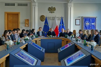 Goście z Tajwanu, przedstawiciele miasta oraz władze uczelni podczas spotkania na Uniwersytecie Morskim (fot. Magdalena Czernek)