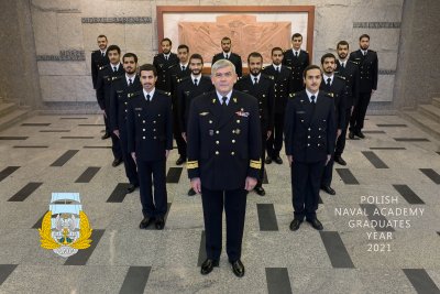 15 studentów z Arabii Saudyjskiej oraz Rektor-Komendant Akademii Marynarki Wojennej prof. Tomasz Szubrycht.