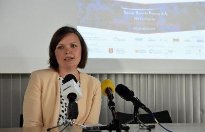 Do udziału w Forum Przedsiębiorstw zapraszała na poniedziałkowej konferencji prasowej Joanna Wołczyk z ARP, fot. Kamil Złoch